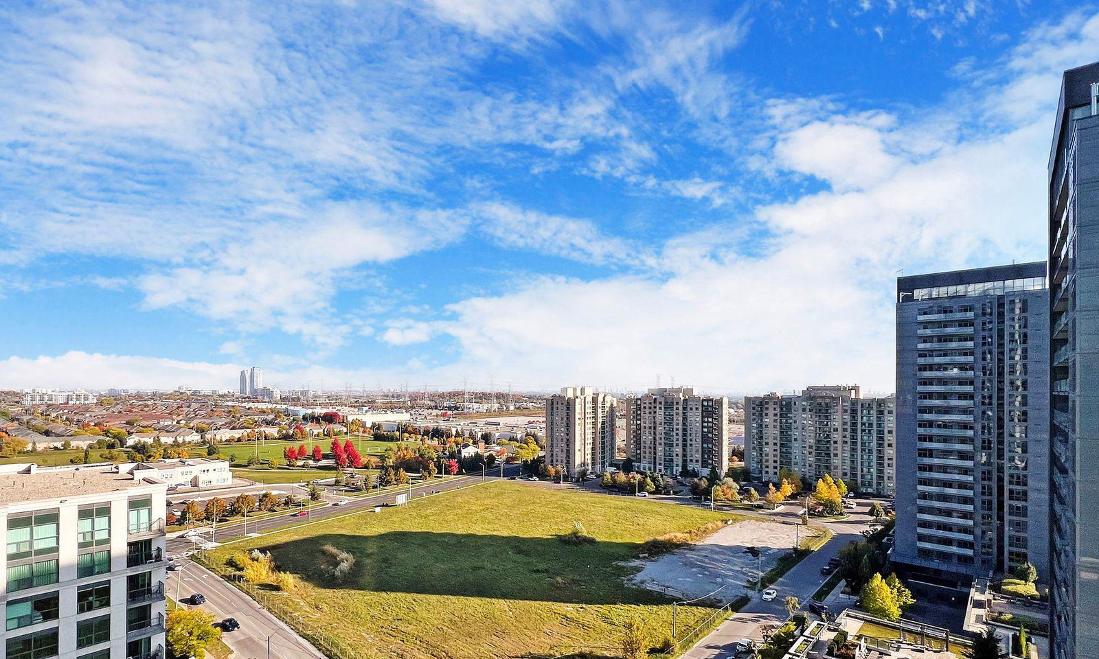 Skyline — YongeParc 2, Richmond Hill, Toronto