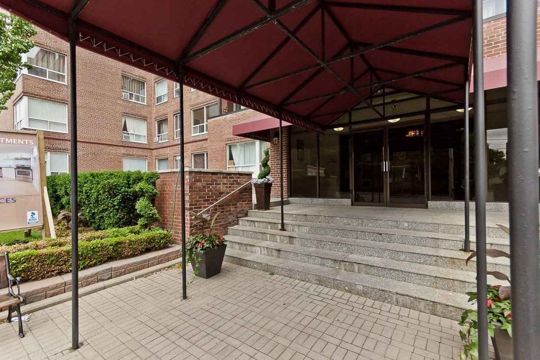 780 Eglinton Avenue, Forest Hill Residences Rental Apartments, Entrance