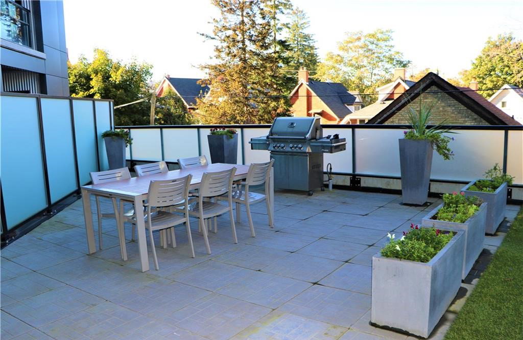 690 King Street W, Midtown Lofts, BBQ