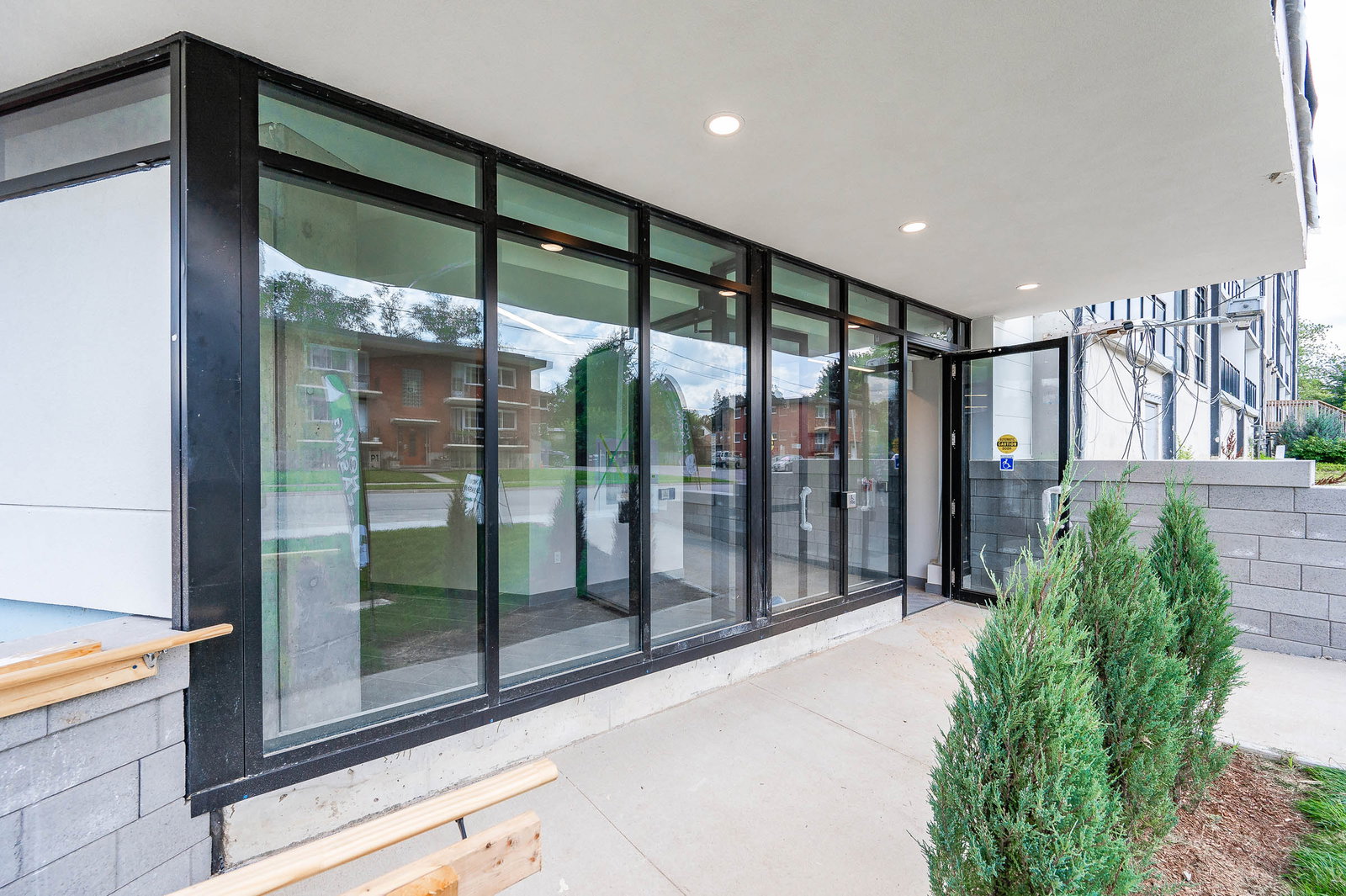 270 Spadina Road E, Woodside Terraces, Entrance