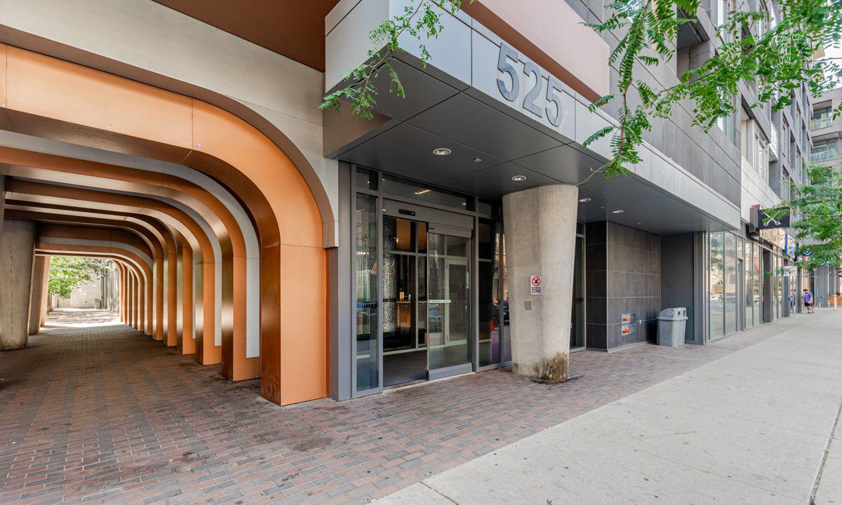 Entrance — Musée, Downtown, Toronto