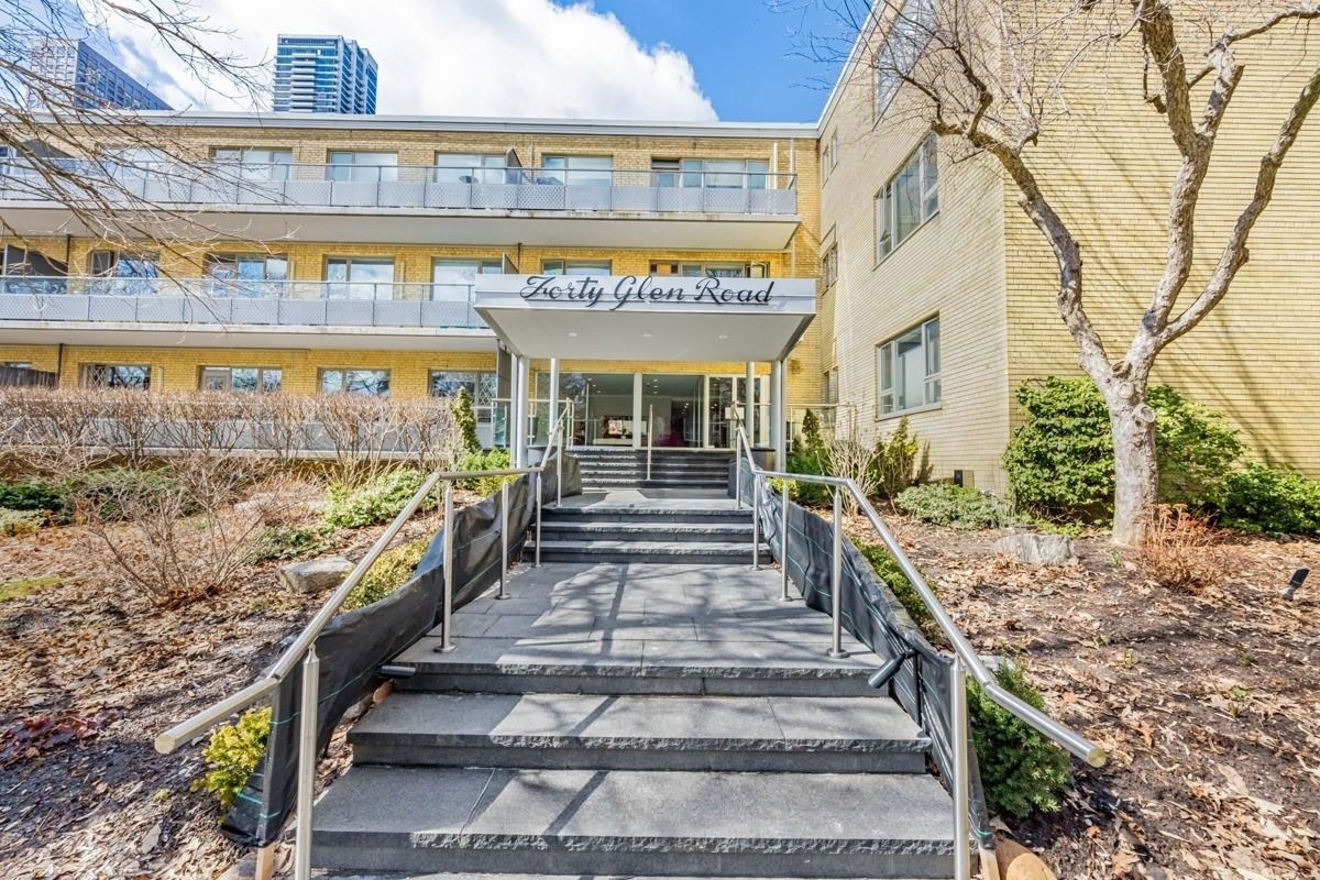 Entrance — Forty Glen Road, Midtown, Toronto