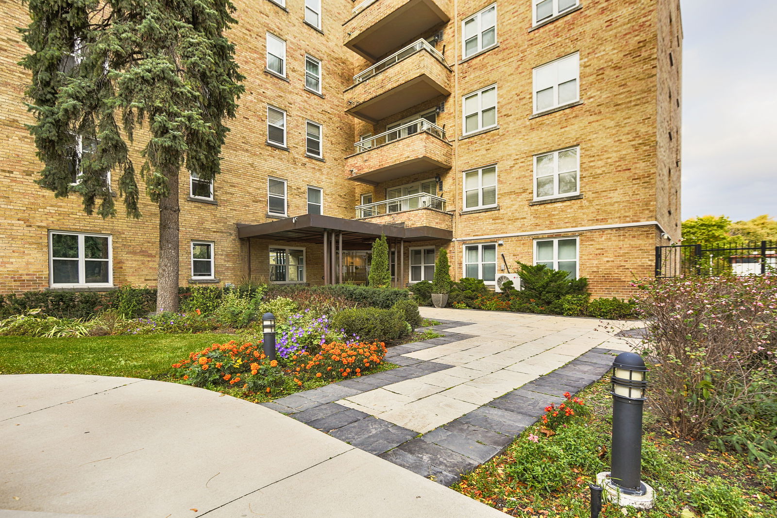 Exterior — The Courtyards of Upper Forest Hill, Midtown, Toronto