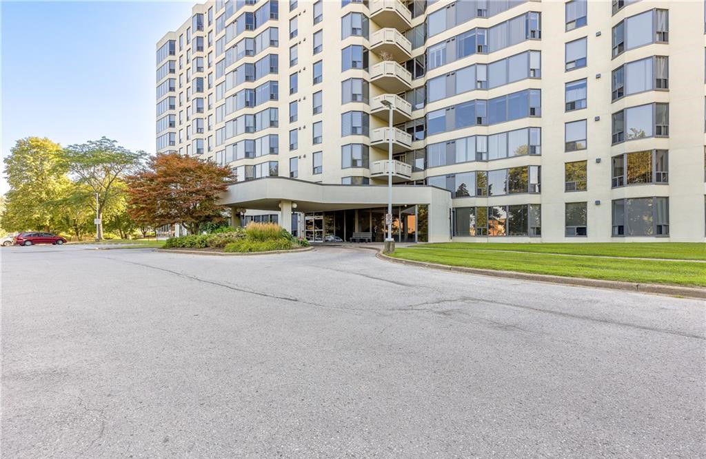 Entrance — Meadowvale Green Condominium, St. Catharines, Toronto