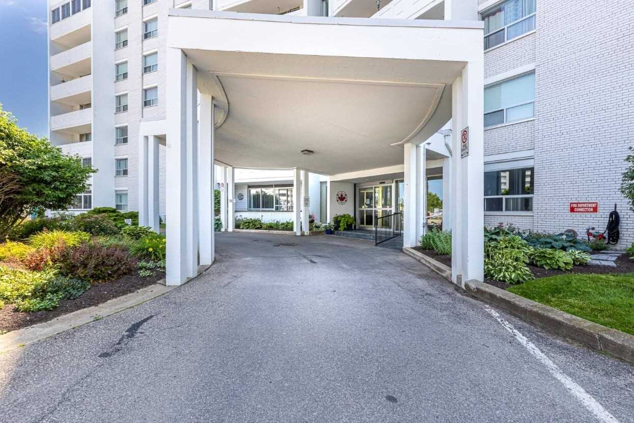 Entrance — 35 Towering Heights Boulevard, St. Catharines, Toronto