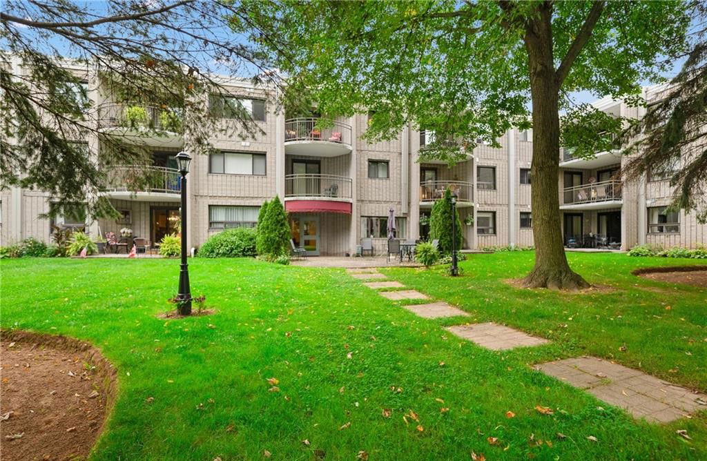 The Courtyard, Niagara Falls, Toronto