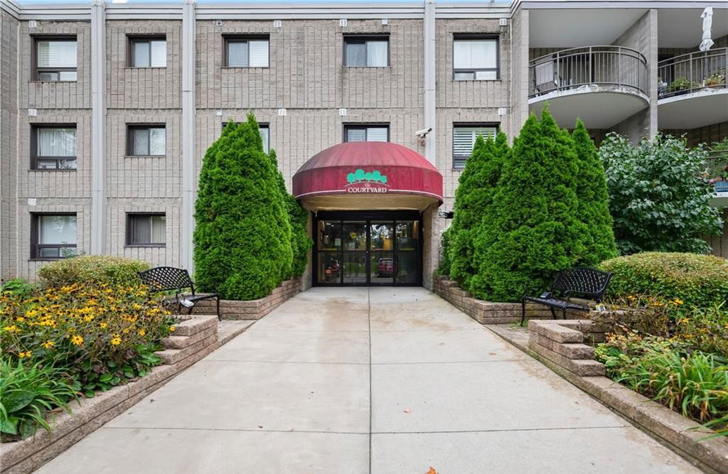 Entrance — The Courtyard, Niagara Falls, Toronto