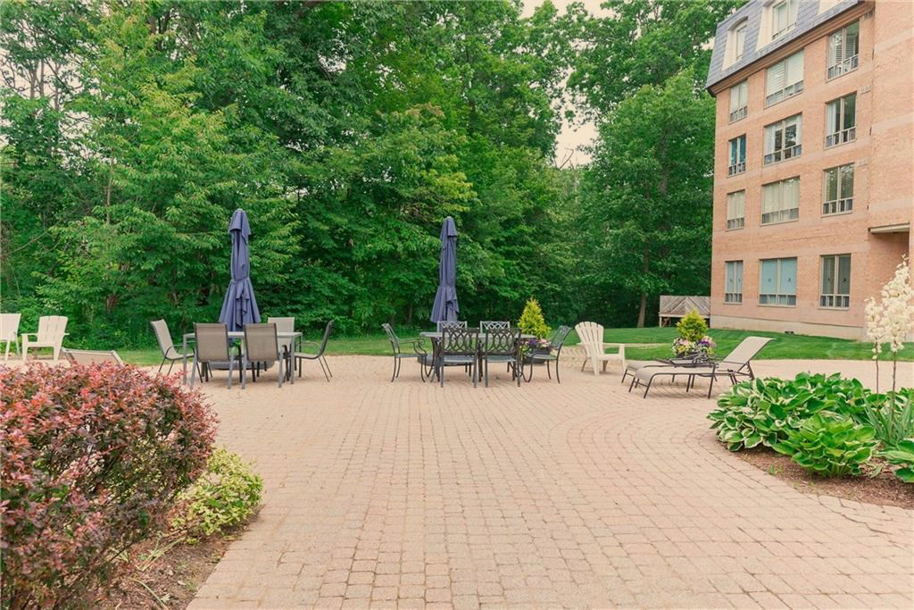 Patio — Mansions of Forest Glen, Niagara Falls, Toronto