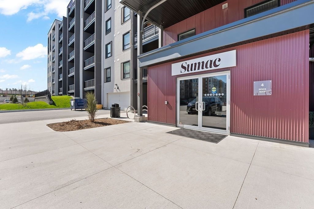 Entrance — Bistro 6 Condos Sumac, Barrie, Toronto