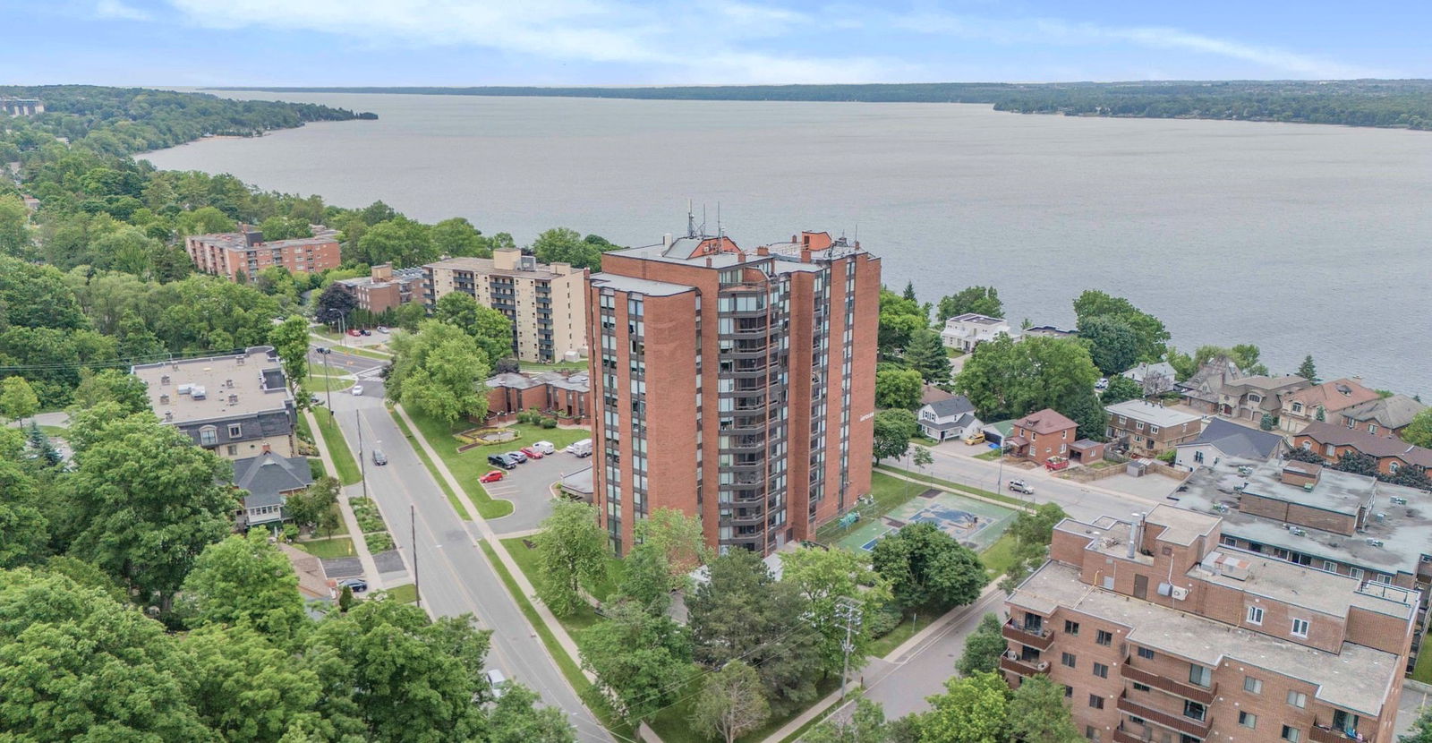 Skyline — The Bay Club, Barrie, Toronto