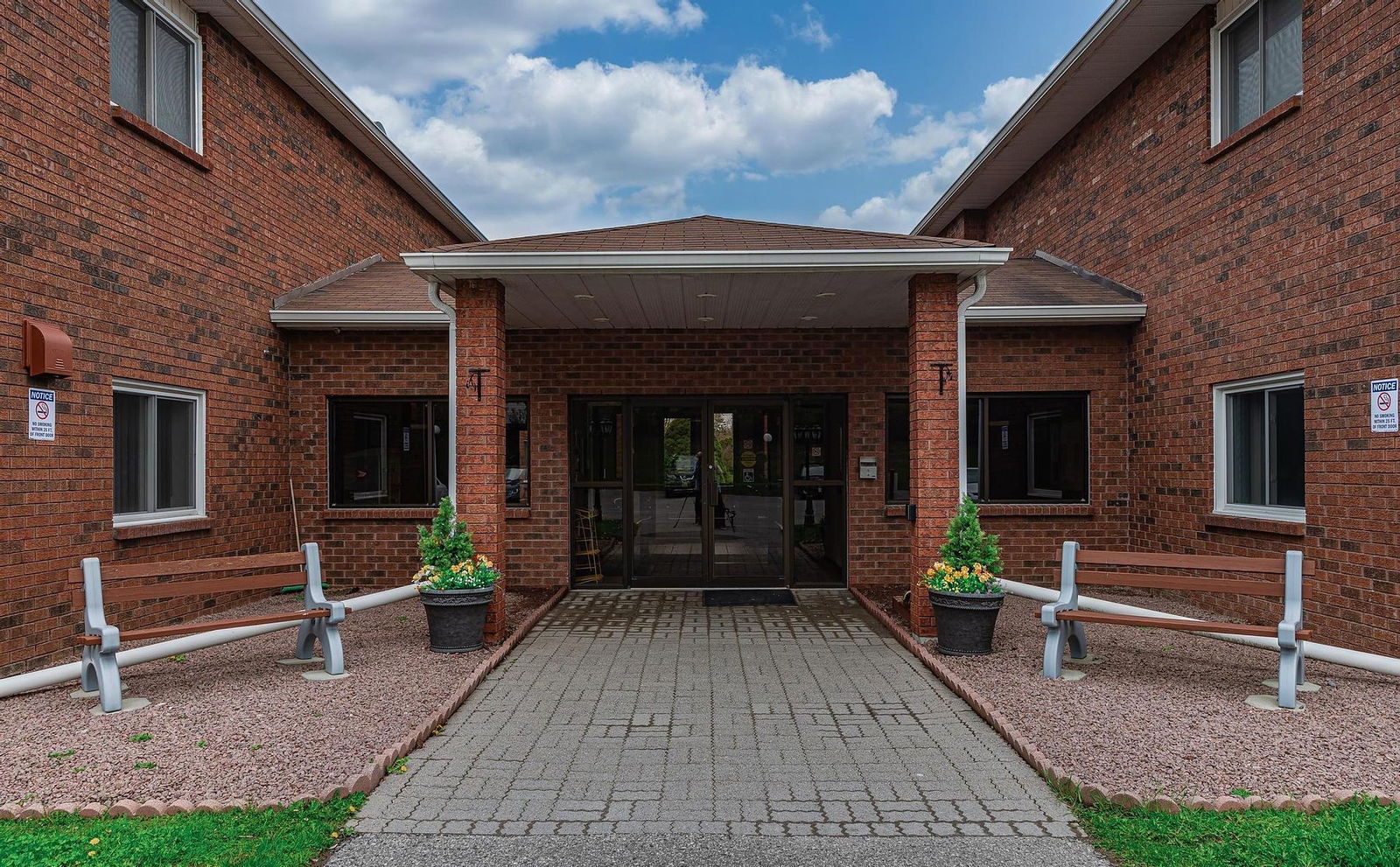 Entrance — 475 Parkhill Road, Peterborough, Toronto