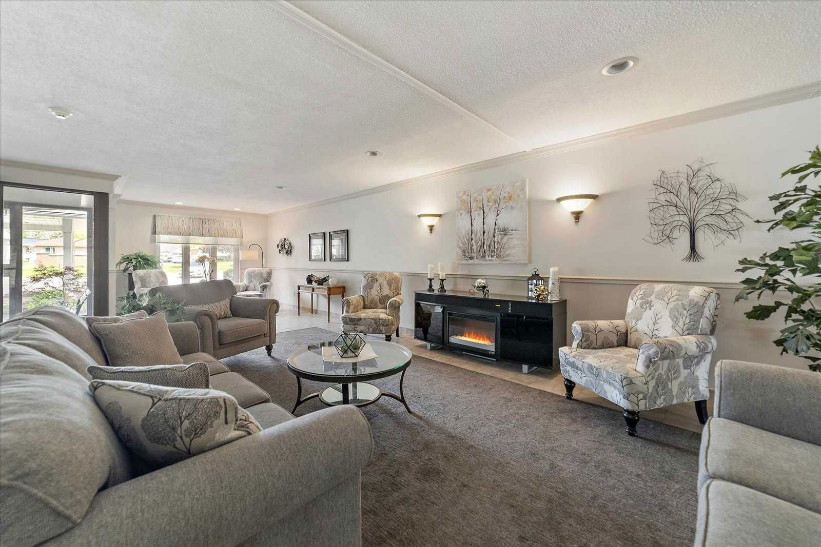 Lobby — Heritage Gardens, Kawartha Lakes, Toronto