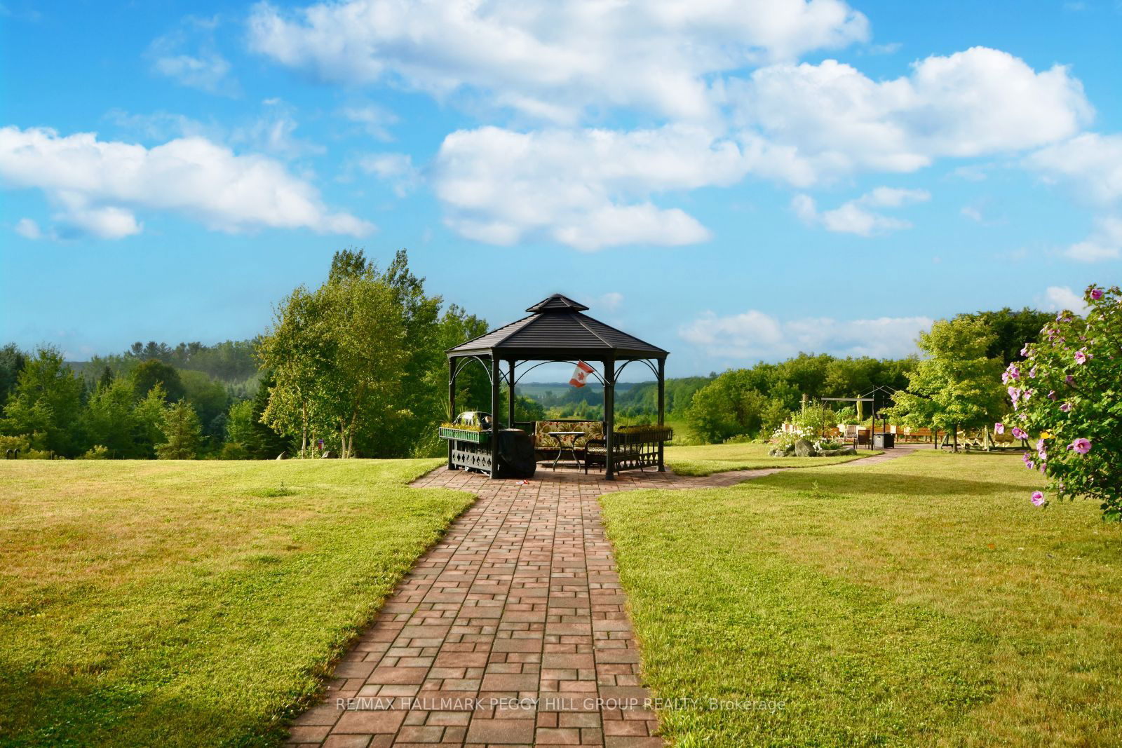 Patio — Le Villageois Lafontaine, Tiny, Toronto