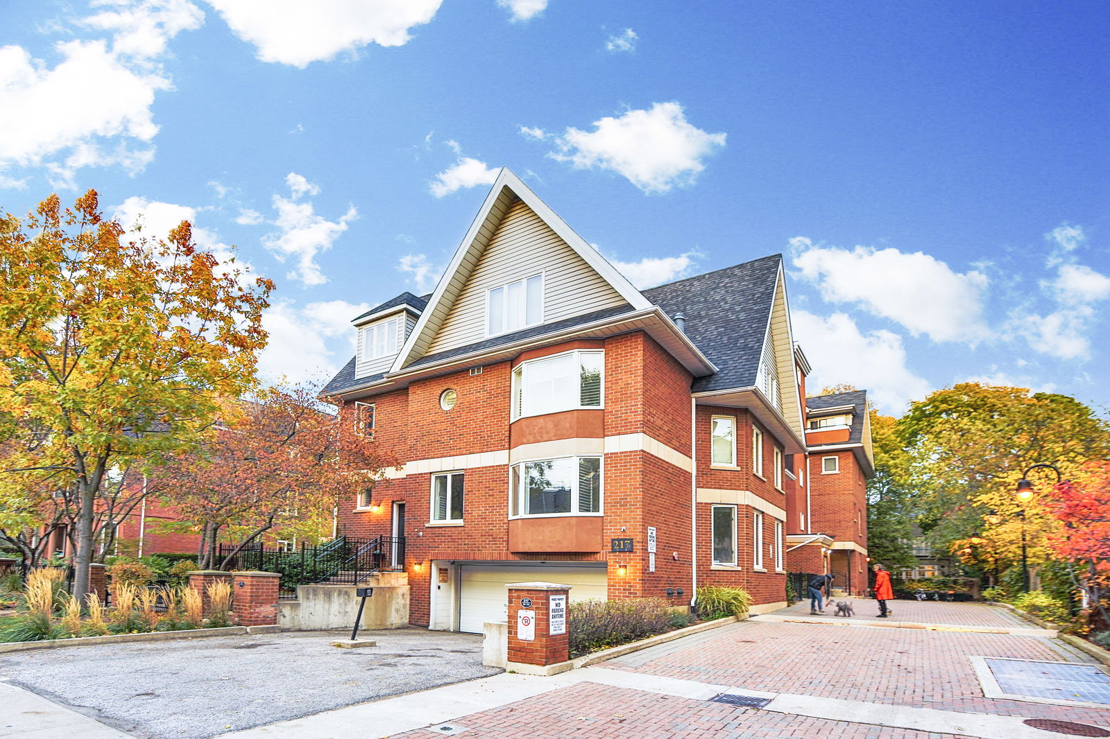 Exterior — Sloane Square Townhomes, Downtown, Toronto