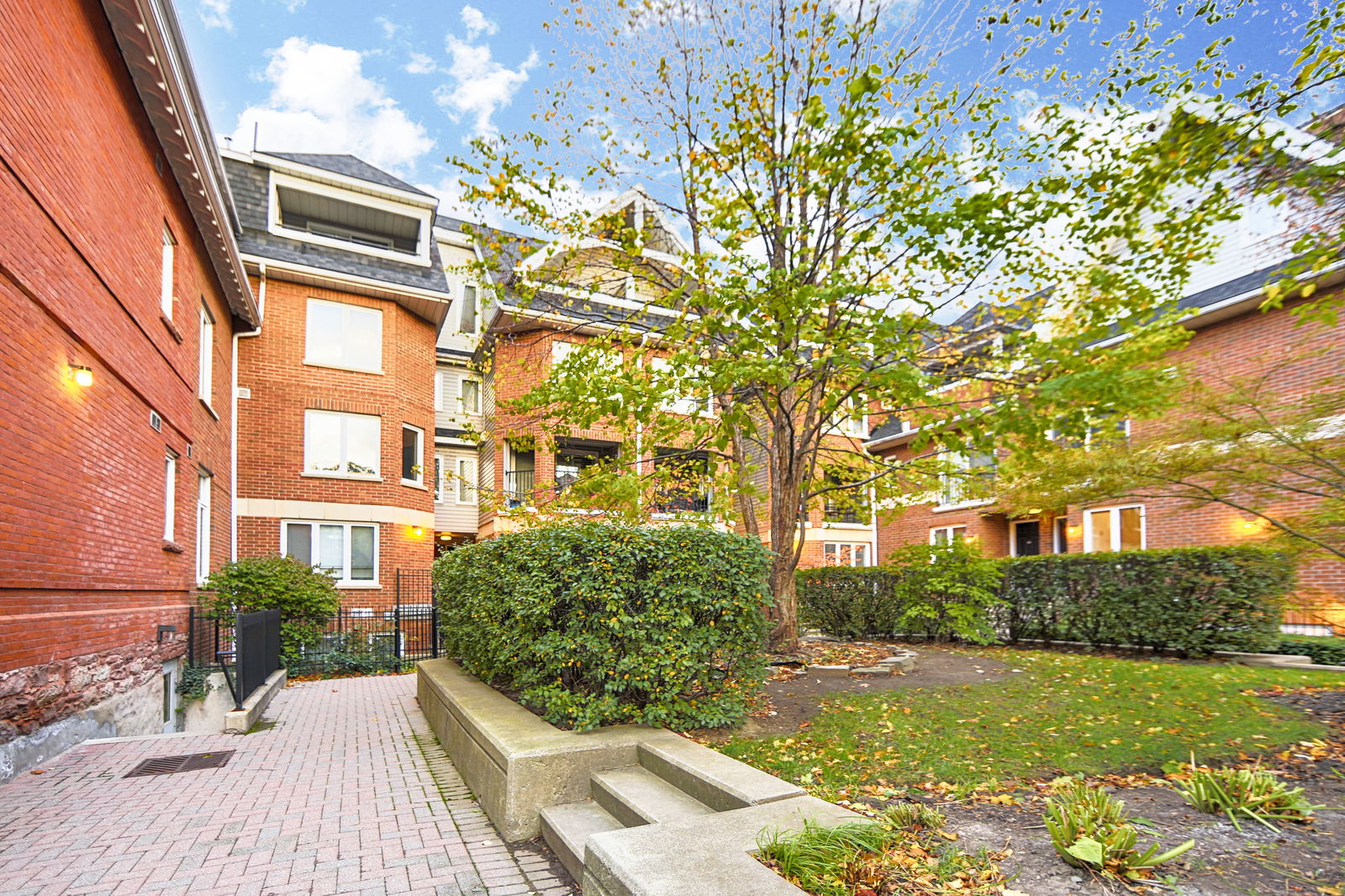 Sloane Square Townhomes, Downtown, Toronto