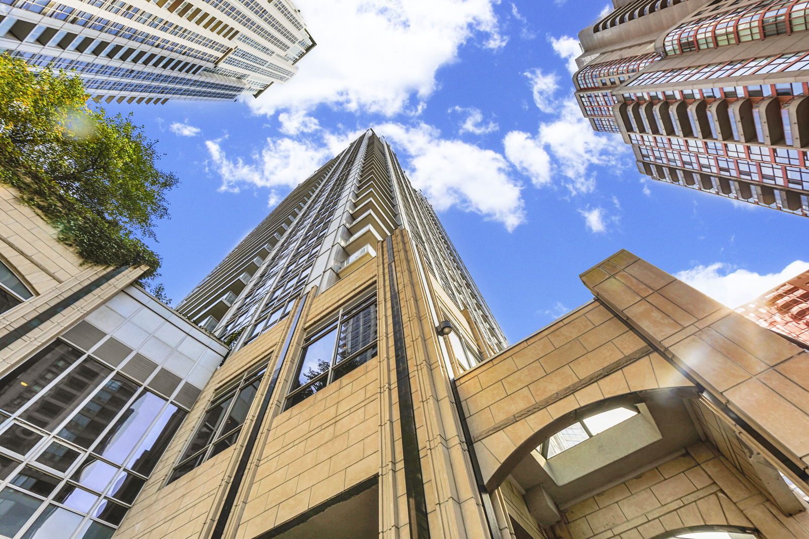 College Park South Tower, Downtown, Toronto