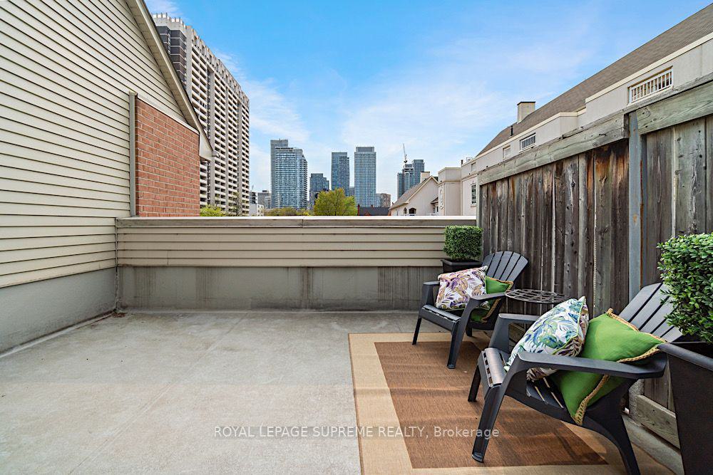 Rooftop Deck — Wellesley Estates, Downtown, Toronto