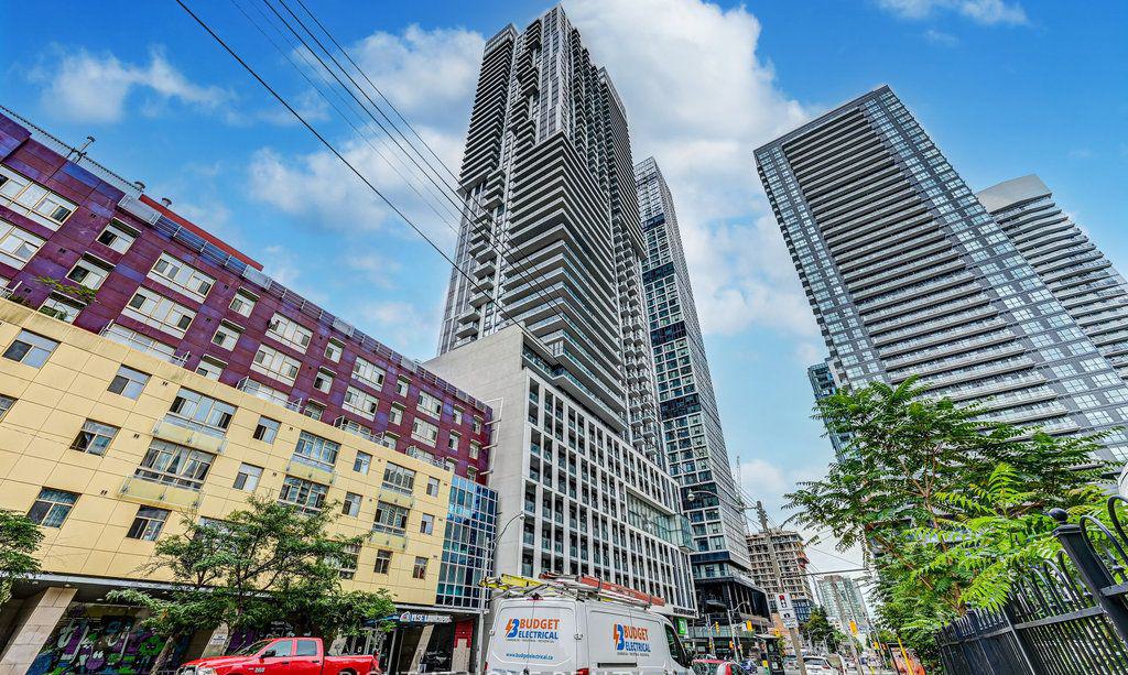 Exterior — Dundas Square Gardens Condos, Downtown, Toronto