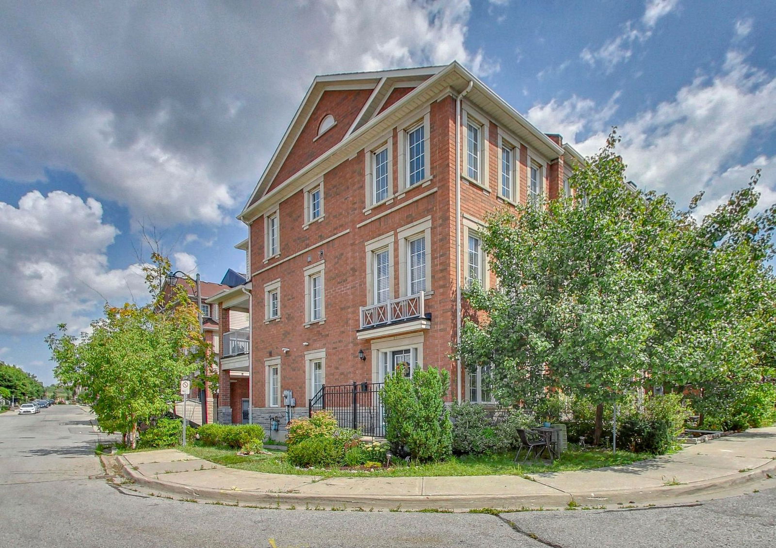 Exterior Side — Oakdale Village in North York, North York, Toronto