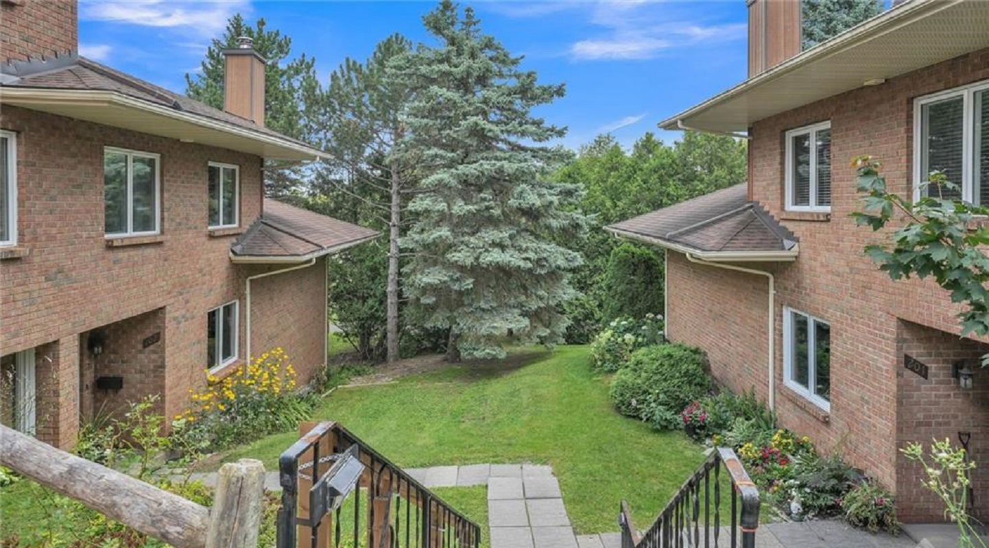 Exterior Side — Eagle Ridge, Ottawa, Toronto