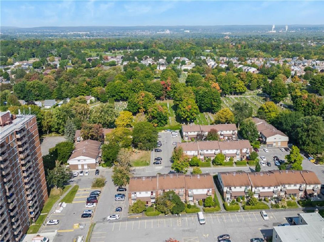 Les Jardins de Montfort, Ottawa, Toronto