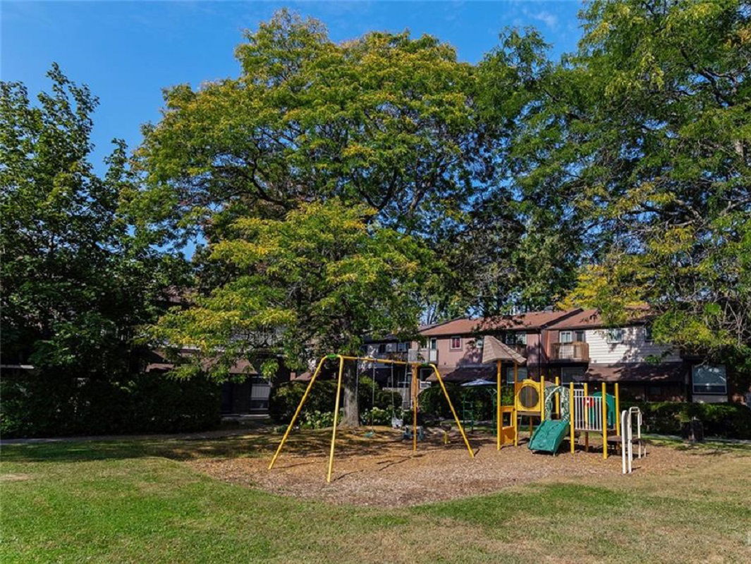 Playground — Les Jardins de Montfort, Ottawa, Toronto