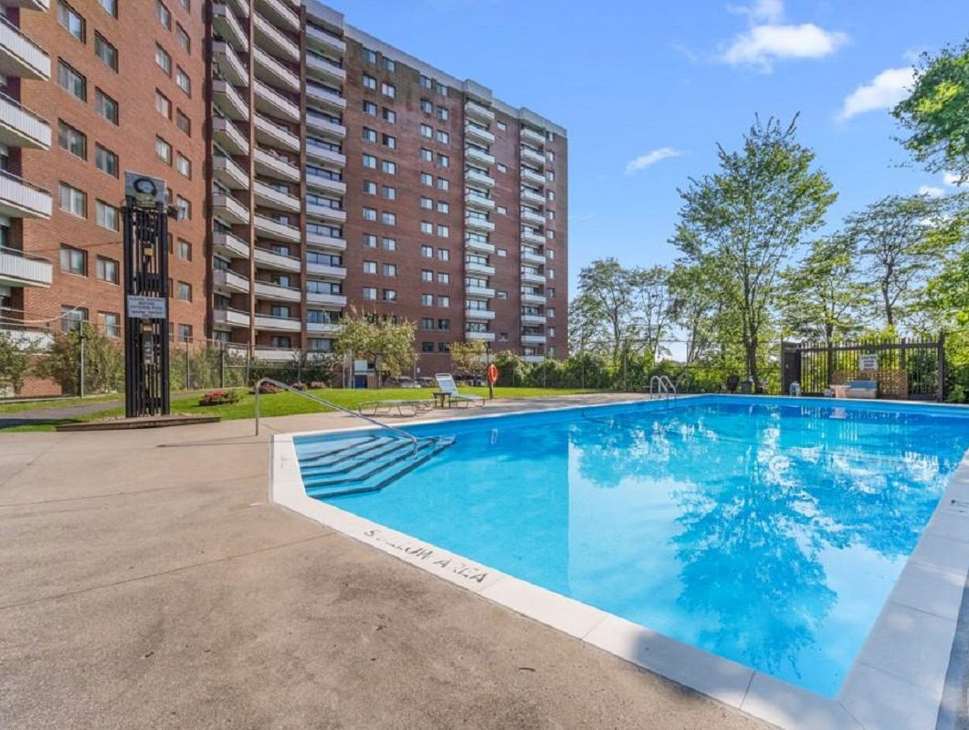 Pool — Chesterton Towers, Ottawa, Toronto