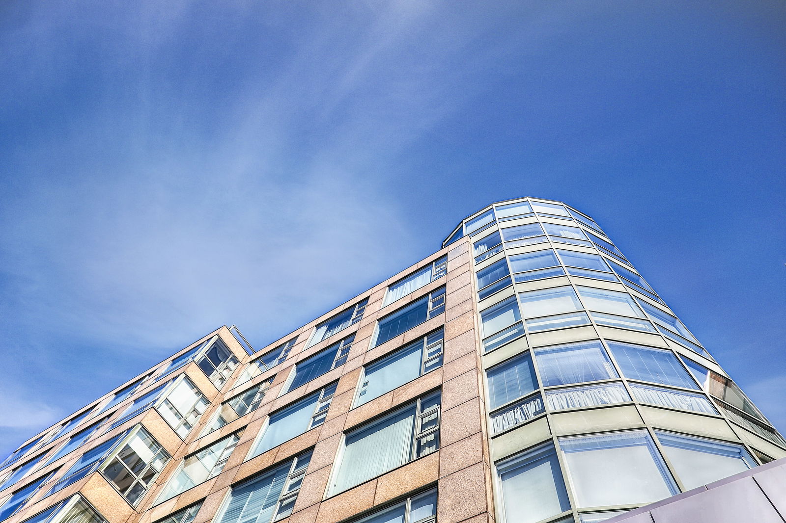 Exterior Sky — The Residence of 77 Avenue Road, Downtown, Toronto