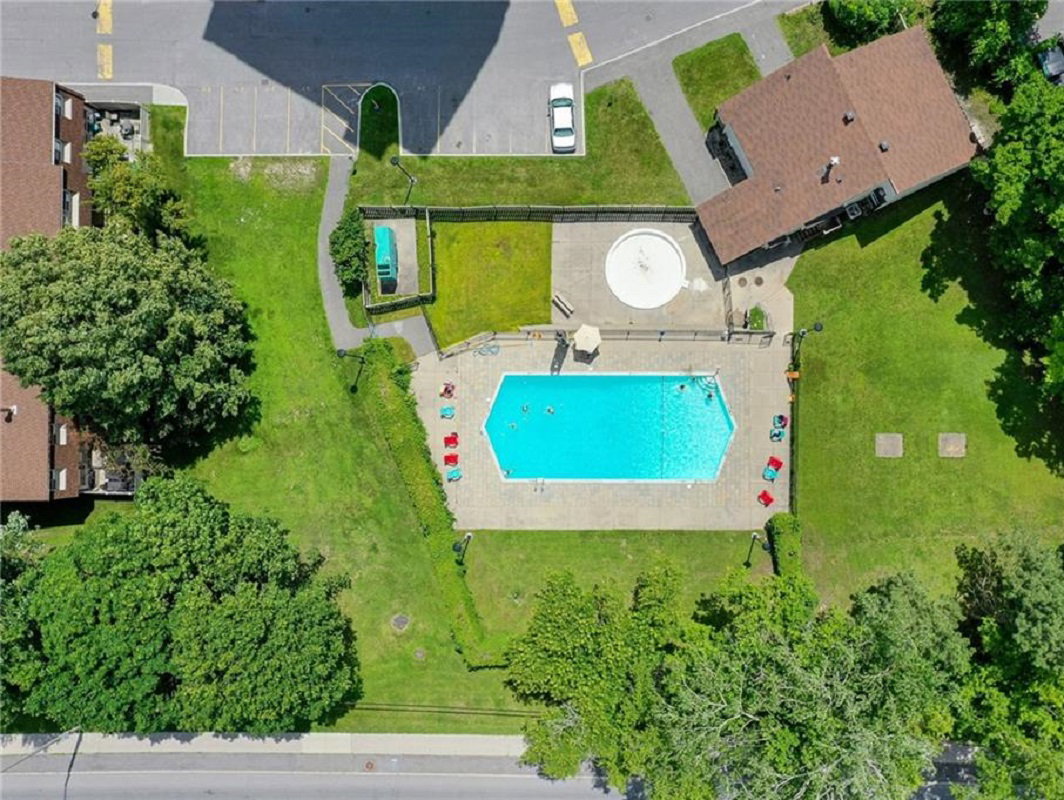 899A-915 Elmsmere Rd, Hillsview Place Condominiums, Pool