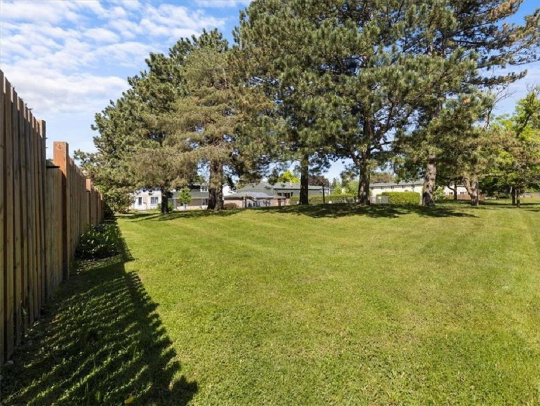 Pineview Court, Ottawa, Toronto