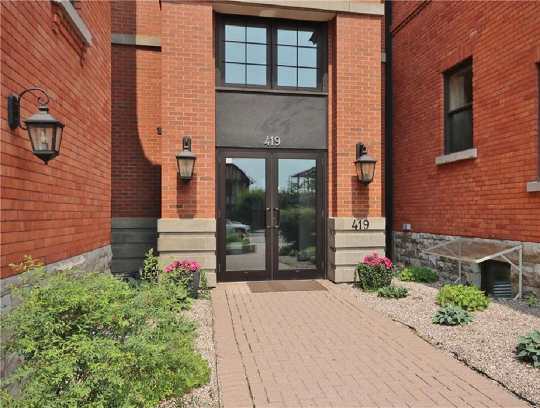 Entrance — Strathcona on the Park, Ottawa, Toronto