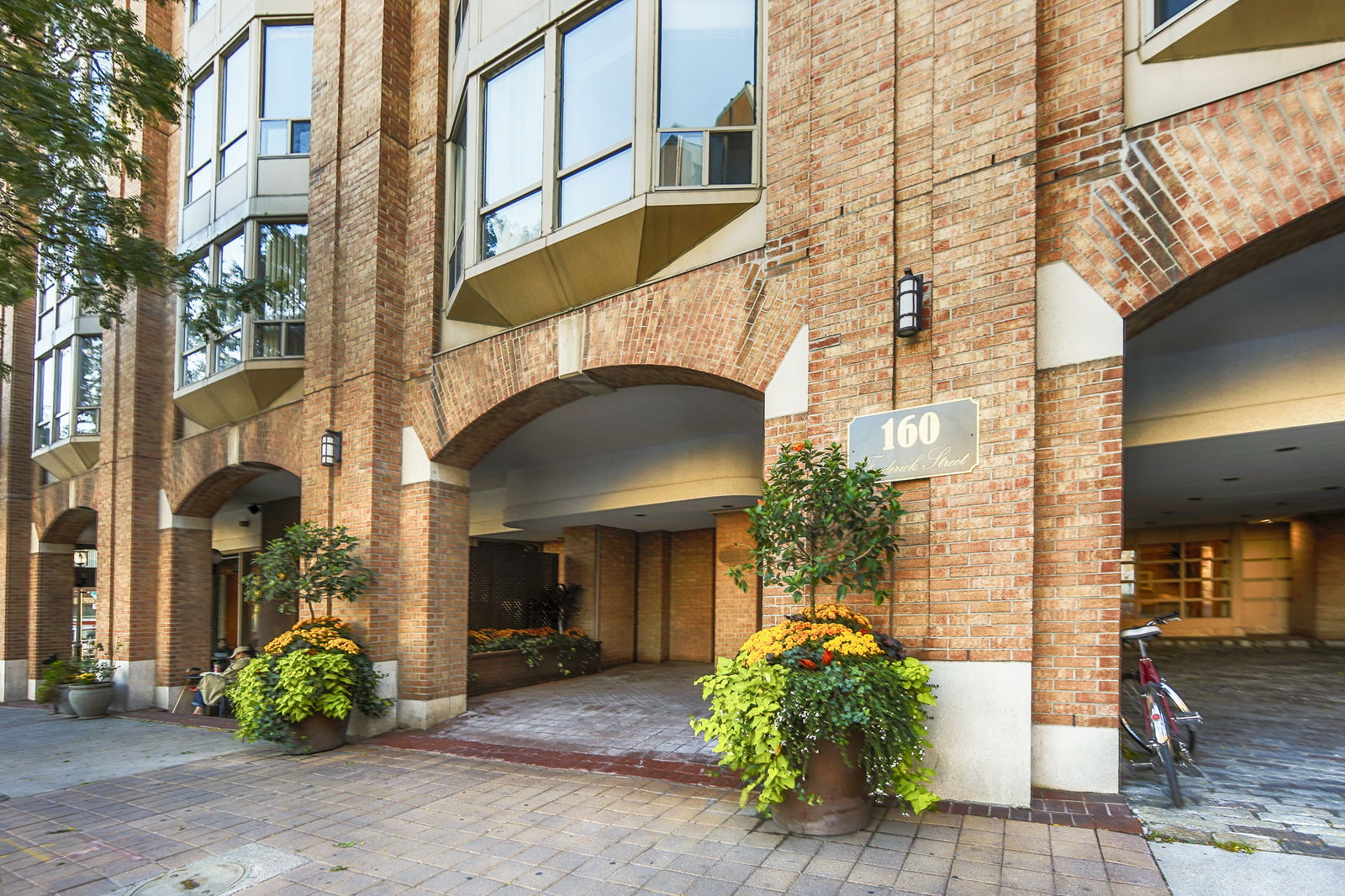 Building Entrance — Olde York Place I, Downtown, Toronto