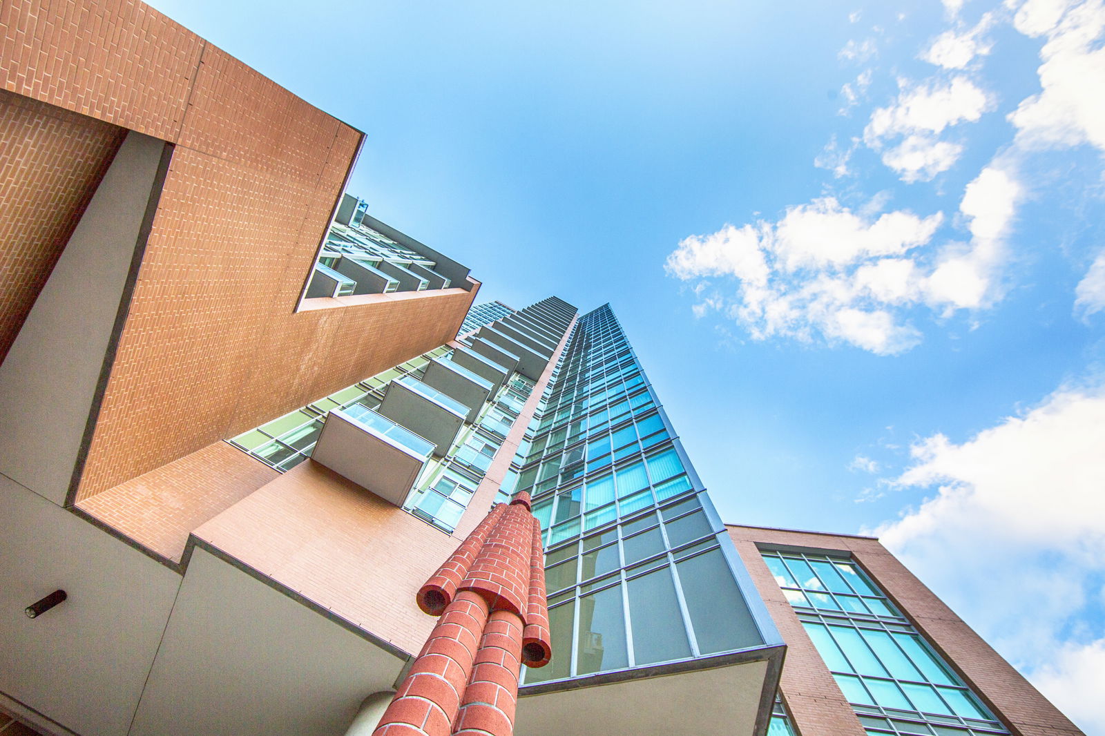 Exterior Sky — Vu North Tower, Downtown, Toronto