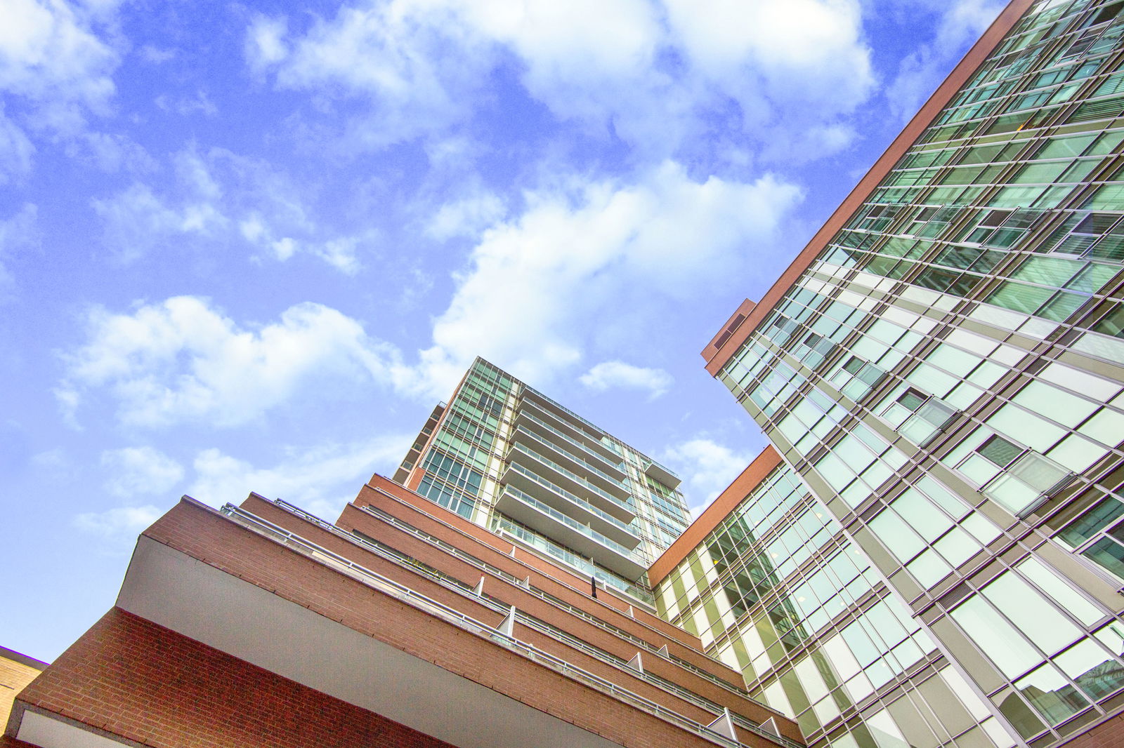 Exterior Sky — Vu North Tower, Downtown, Toronto