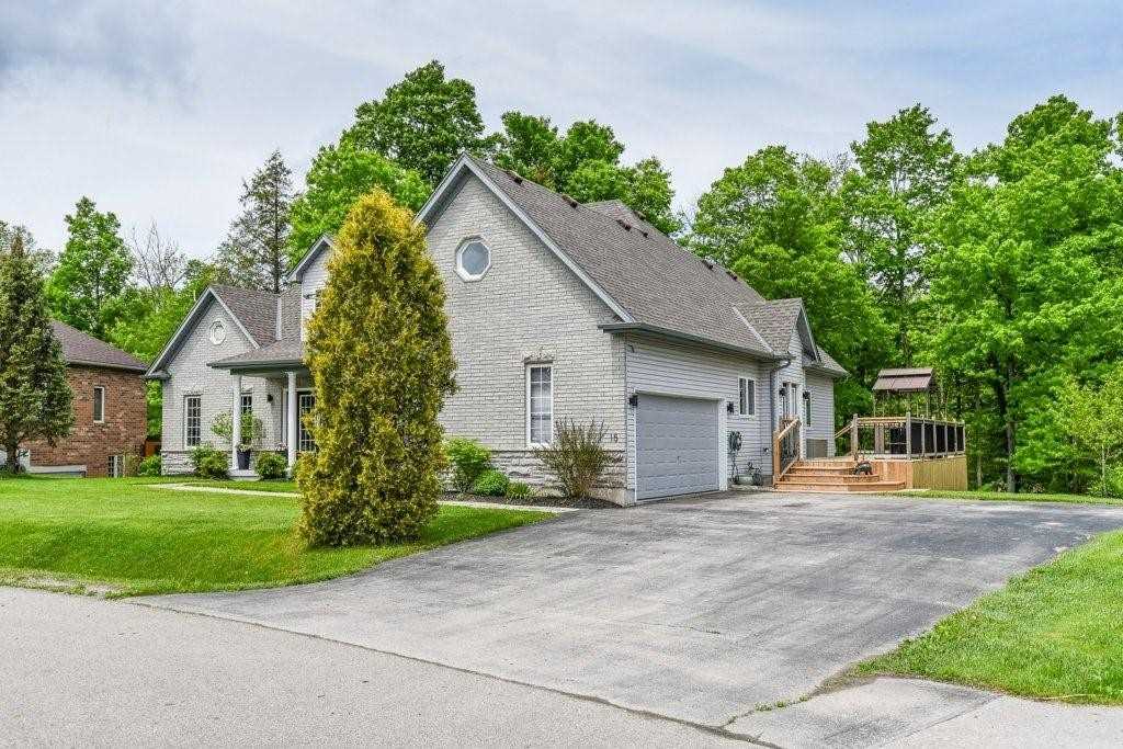 Exterior Side — Stonebrook Estates, Hamilton, Toronto