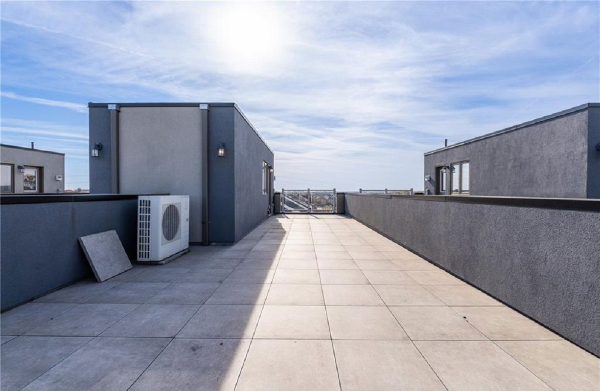 Rooftop Deck — Essence Towns, Hamilton, Toronto