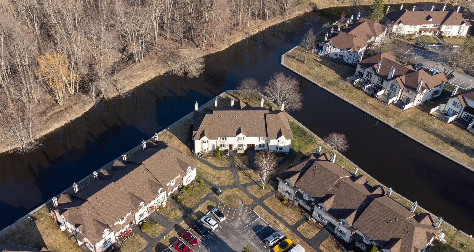 21 Laguna Condos, Ramara, Toronto