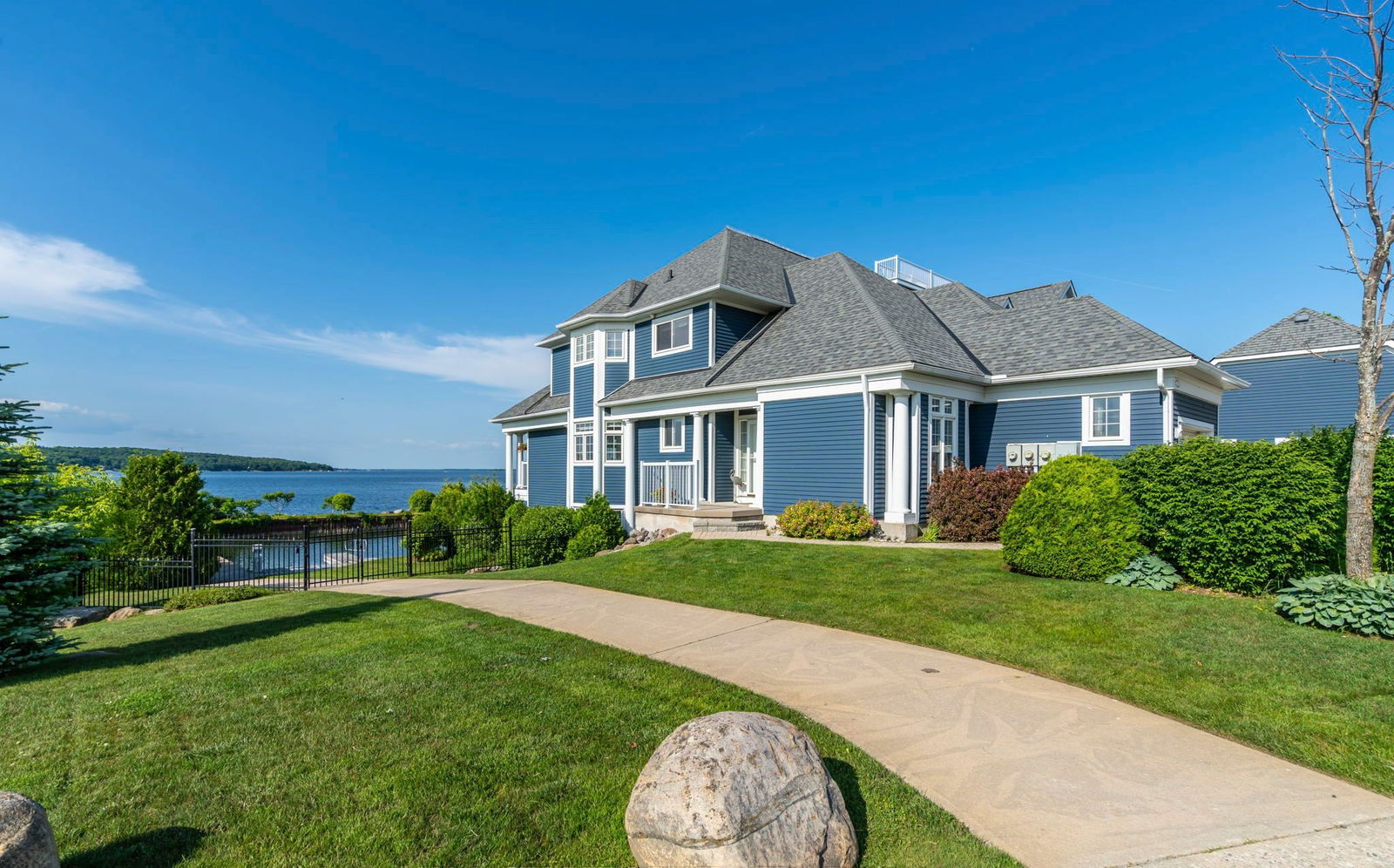 Exterior Side — Mundy's Harbour Condominiums, Midland, Toronto