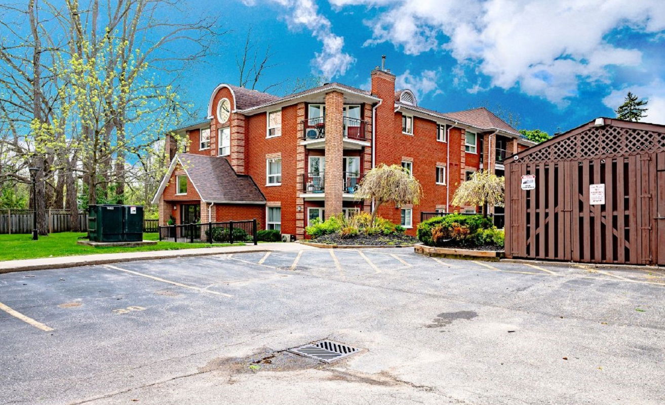 Exterior Side — Walnut Grove, Barrie, Toronto