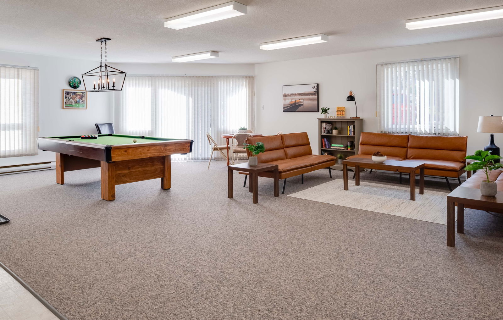 Lounge — Walnut Grove, Barrie, Toronto