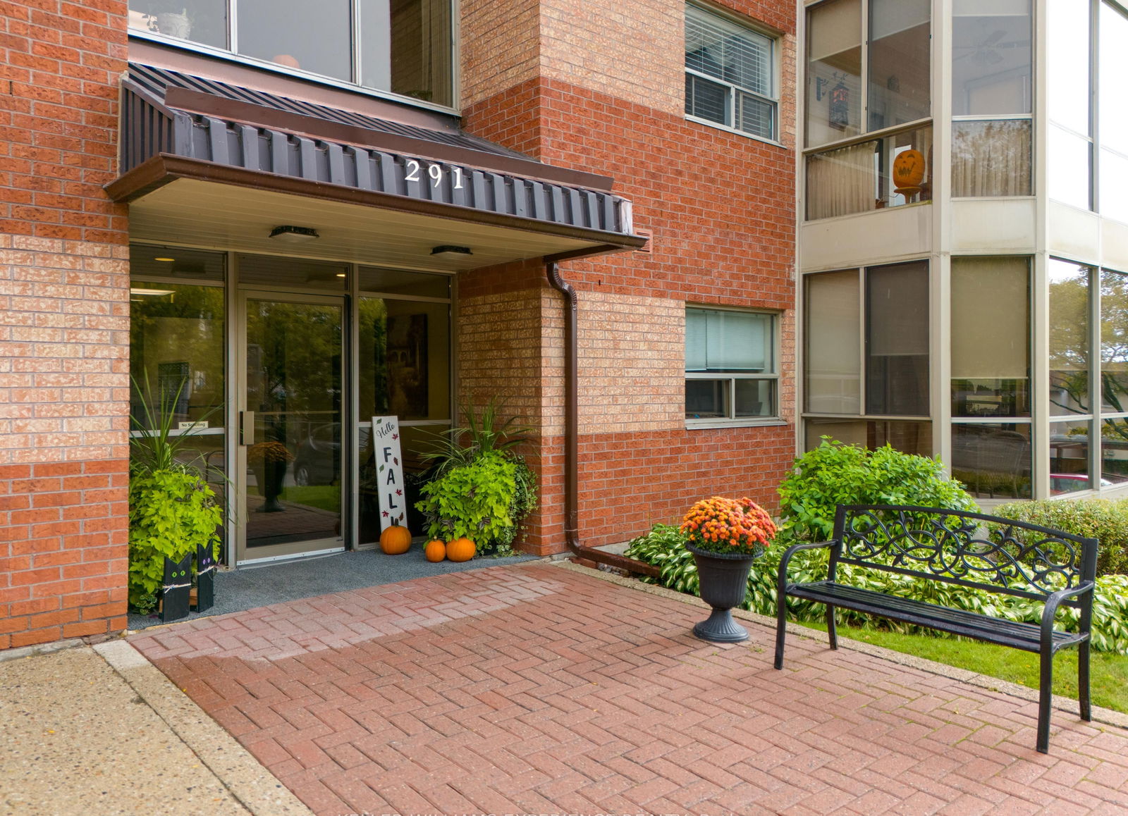 Entrance — South Winds Terrace, Oro-Medonte, Toronto