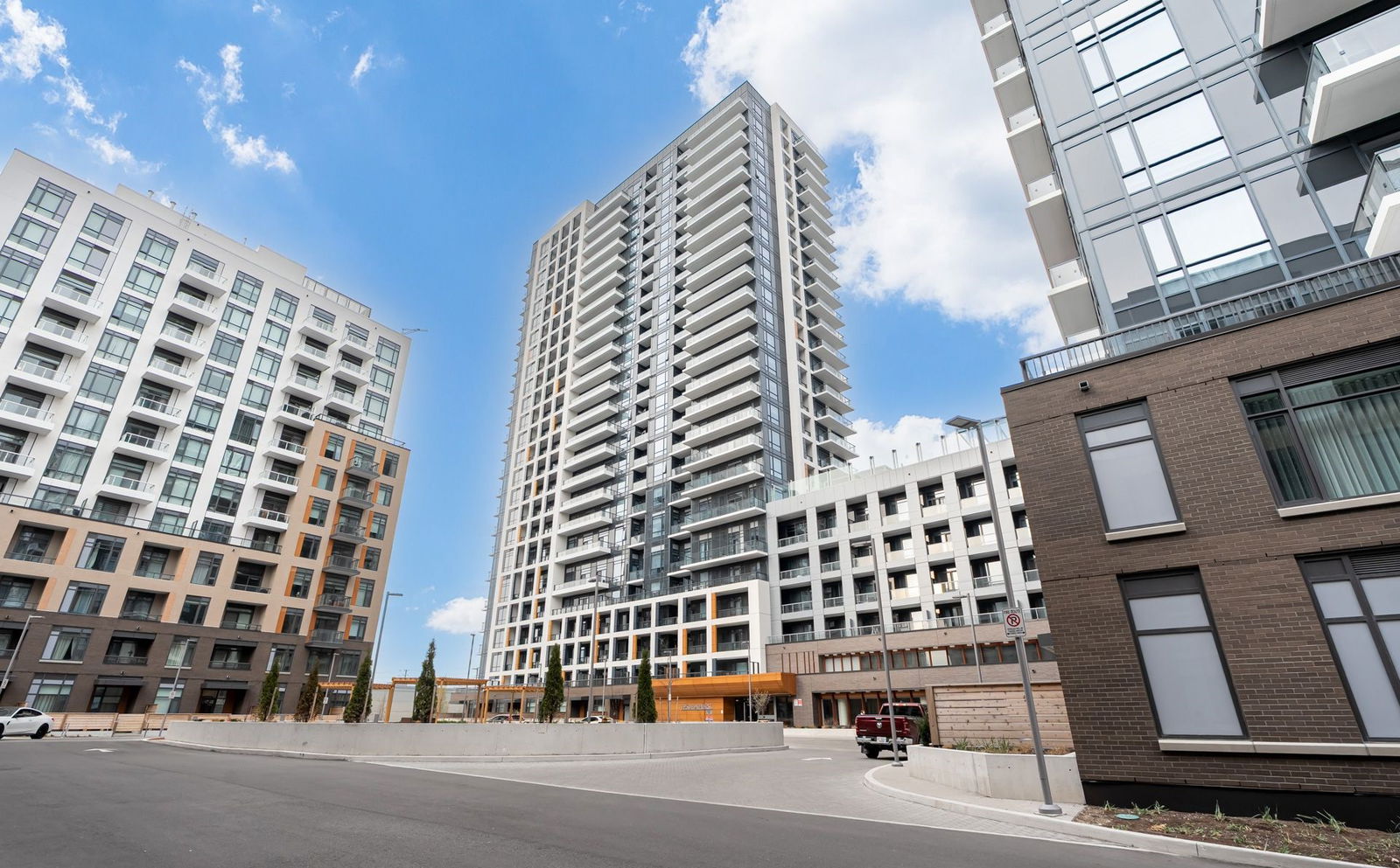 Exterior Side — Beverley at the Thornhill, Vaughan, Toronto