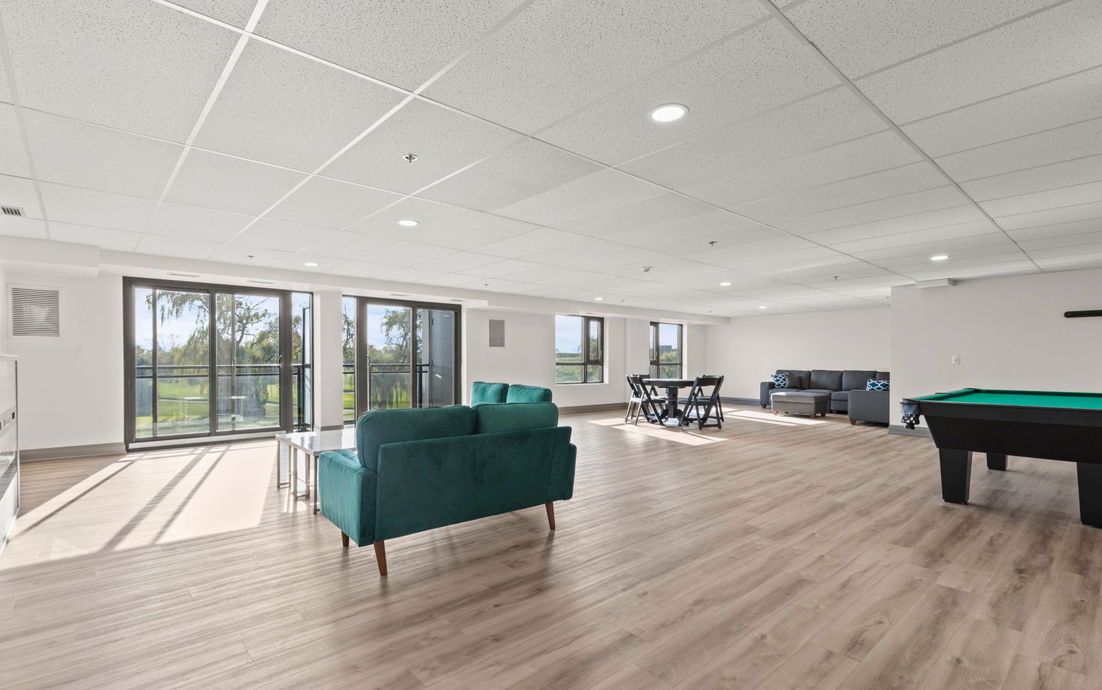 Lounge — Montbello, St. Catharines, Toronto