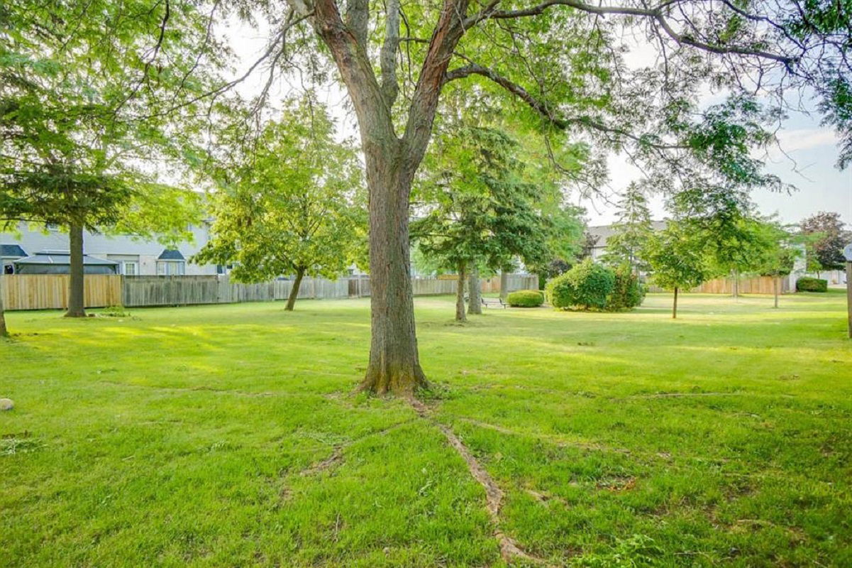 2 Royalwood Court, Hamilton, Toronto