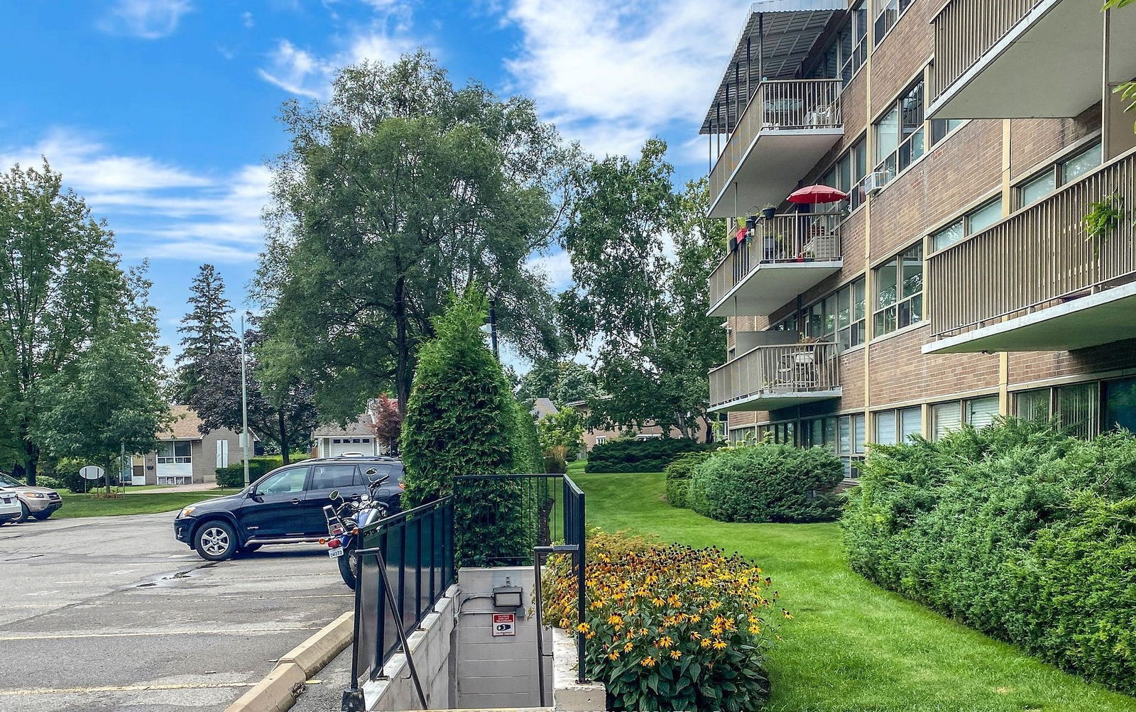 Exterior Side — 160 The Donway West, North York, Toronto