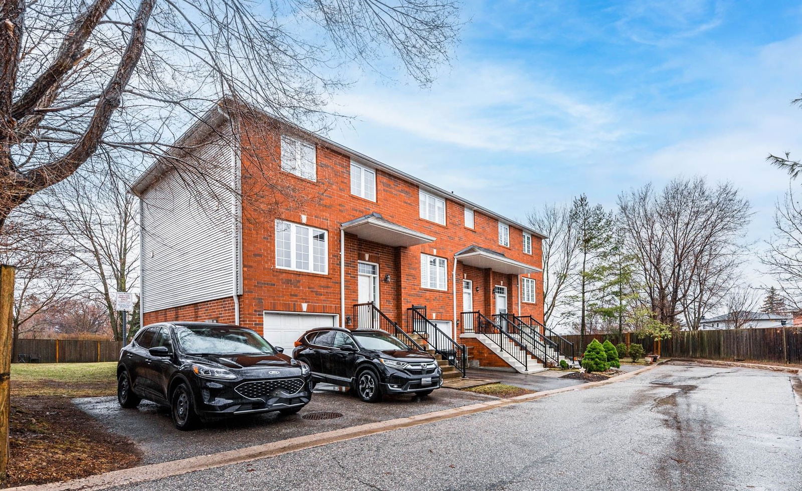 Exterior Side — Thornton Village Townhomes, Bradford West Gwillimbury, Toronto
