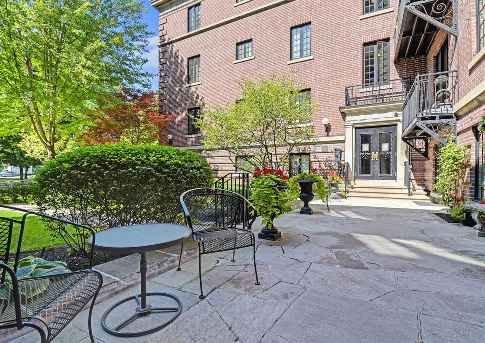 Patio — 150 St. Clair Avenue West, Midtown, Toronto