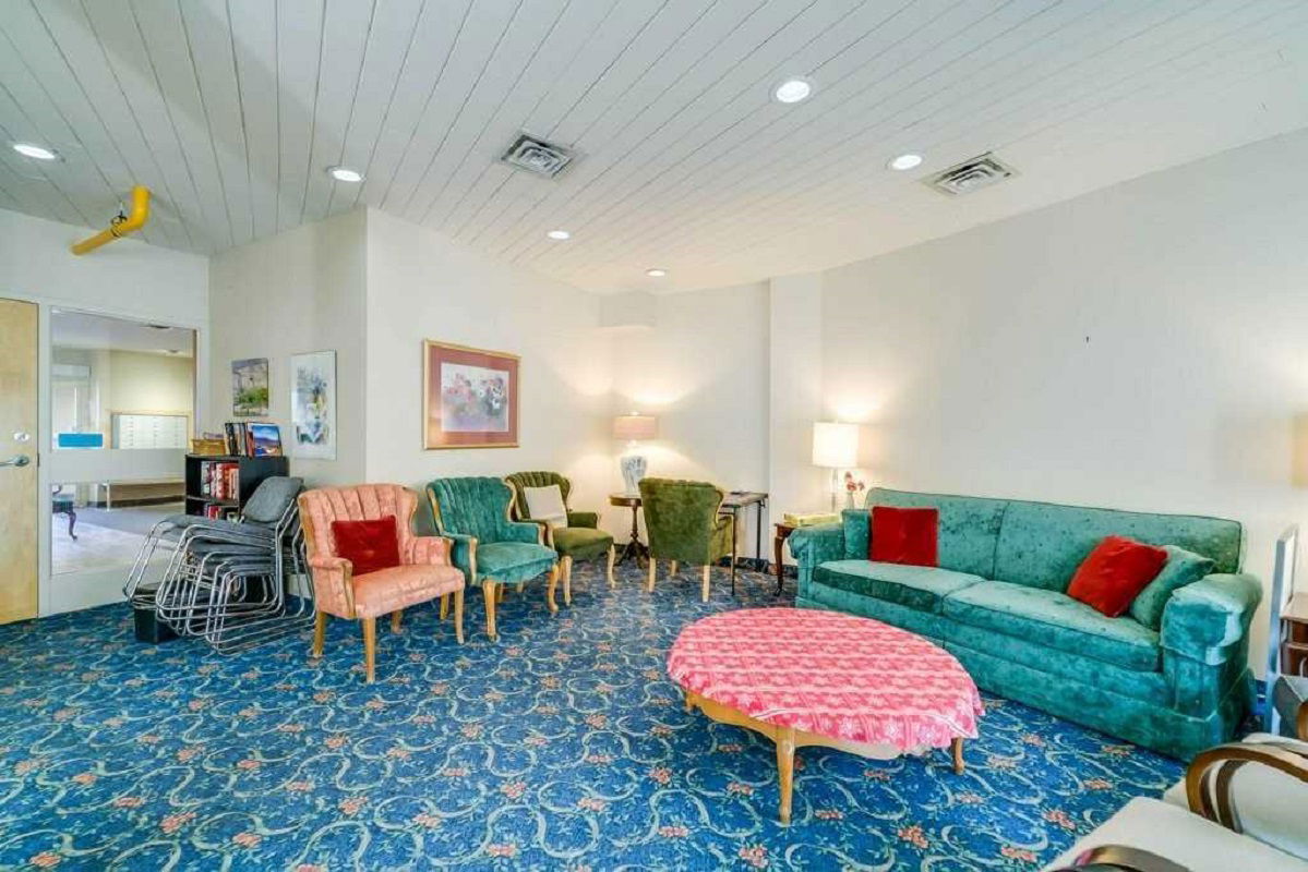 Lounge — 1387 Bayview Avenue , East York, Toronto