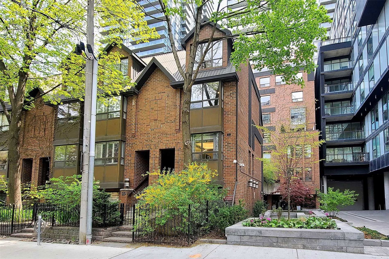 Exterior Side — 21 Dundonald Street, Downtown, Toronto