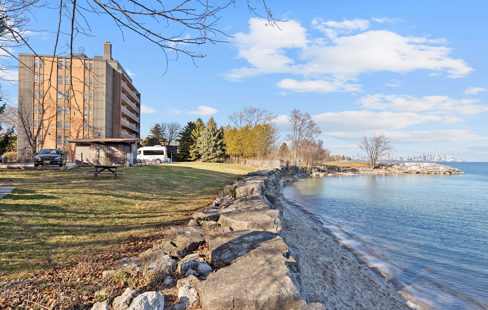 Exterior Side — 41 Lake Shore Drive, Etobicoke, Toronto